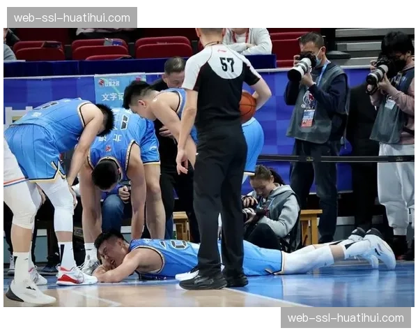 官方确认:河南队后卫在比赛中肌肉拉伤,预计将缺席两周 官方确认:河南队后卫在比赛中肌肉拉伤,预计将缺席两周